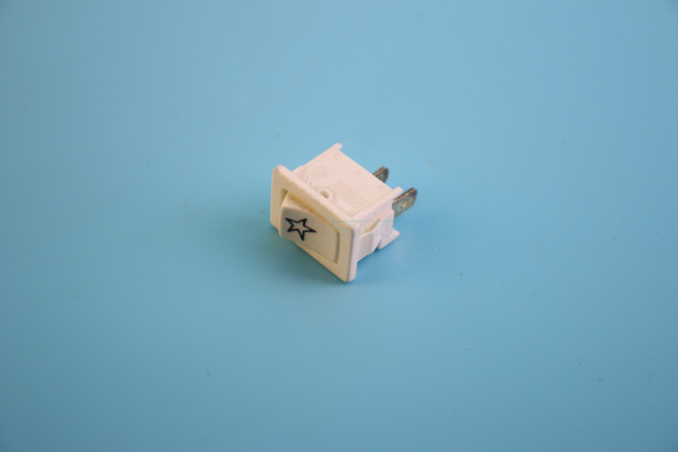 104912 Кнопка поджига Ariston Indesit C00104912