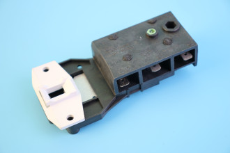 C00011140 Замок люка СМА Ariston Indesit